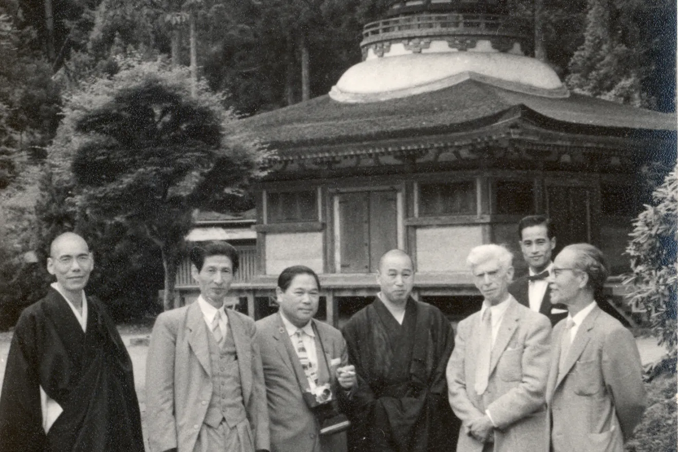 Zadkine devant un temple au Japon