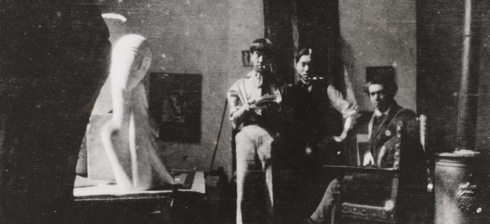 Anonyme Zadkine sans son atelier rue Vaugirard, en compagnie du peintre Foujita Vers 1914 Épreuve gélatino-argentique, 11 x 16 cm  Paris, musée Zadkine © Adagp, Paris, 2022