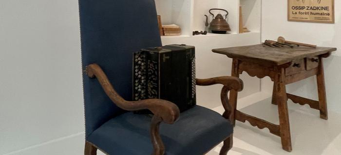 Dans l'atelier du jardin du musée Zadkine, sur son fauteuil l'accordéon de Zadkine photo musée Zadkine